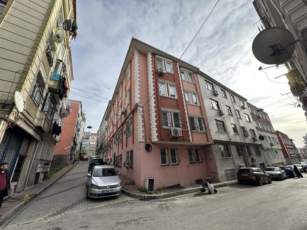 Hırka-i Şerif Mahallesi, Kafzade Sokağı, No: 09 Fatih/İstanbul Altıngeyikler Apartmanı - 3