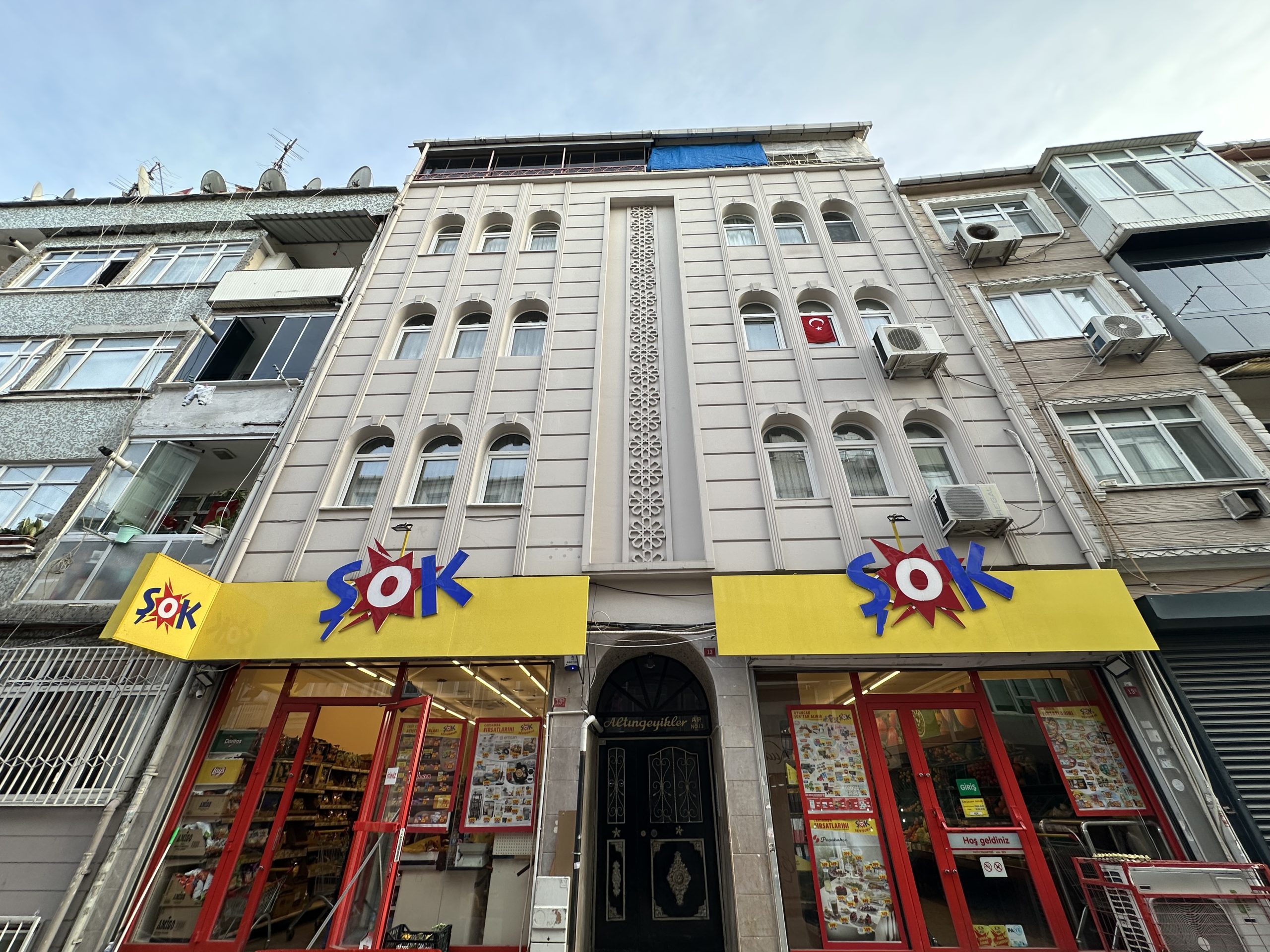 Sümbülefendi Mahallesi, Ağaçkakan Sokak, No: 13 Fatih/İstanbul Altıngeyikler Apartmanı - 2
